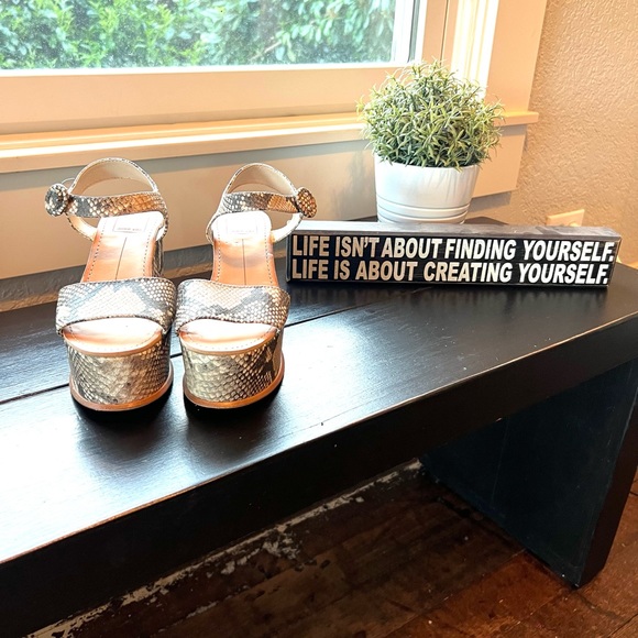 Dolce Vita reptile platform sandals - size 6.5 - Picture 3 of 4